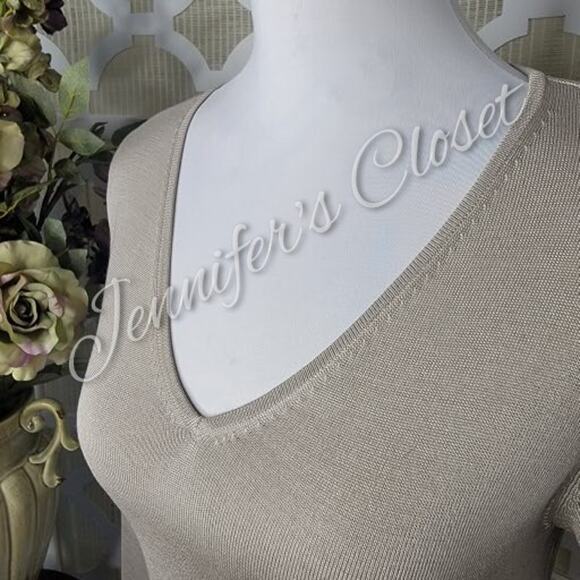 Banana Republic Stretch Tan Silk V Neck Side Ties Long Sleeve Sweater Size Small - Picture 2 of 9